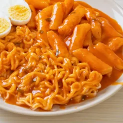 STOP MADSPILD (BEDST FØR 27/10/25) - KASSETILBUD (16 stk.) - Paldo Hot & Spicy Rabokki Instant Ramen Nudler